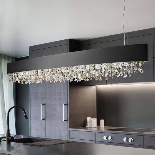 Eine Küche mit Spüle und einem von der Decke hängenden Kronleuchter