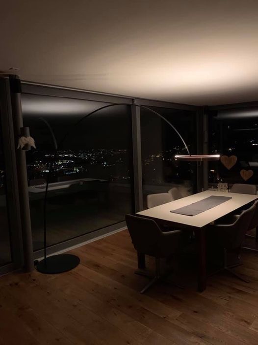 Ein Esszimmer mit Tisch und Stühlen in der Nacht