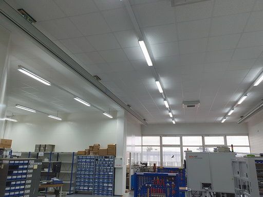 Ein großer Raum mit vielen Lichtern, die von der Decke hängen