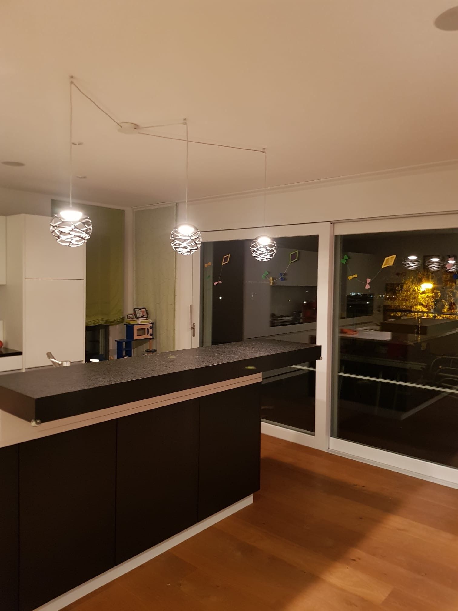 Eine Küche mit Bar und Glasschiebetür.