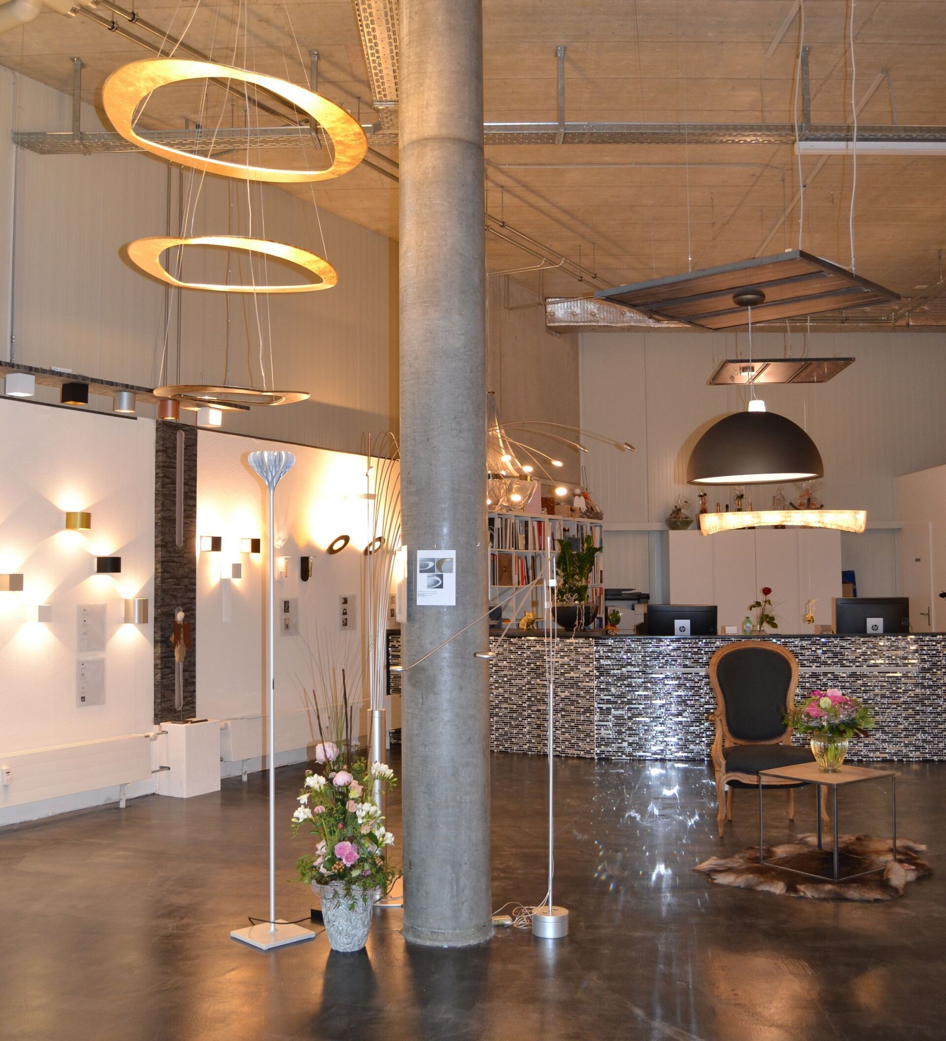 Ein Zimmer mit einem Schild, auf dem