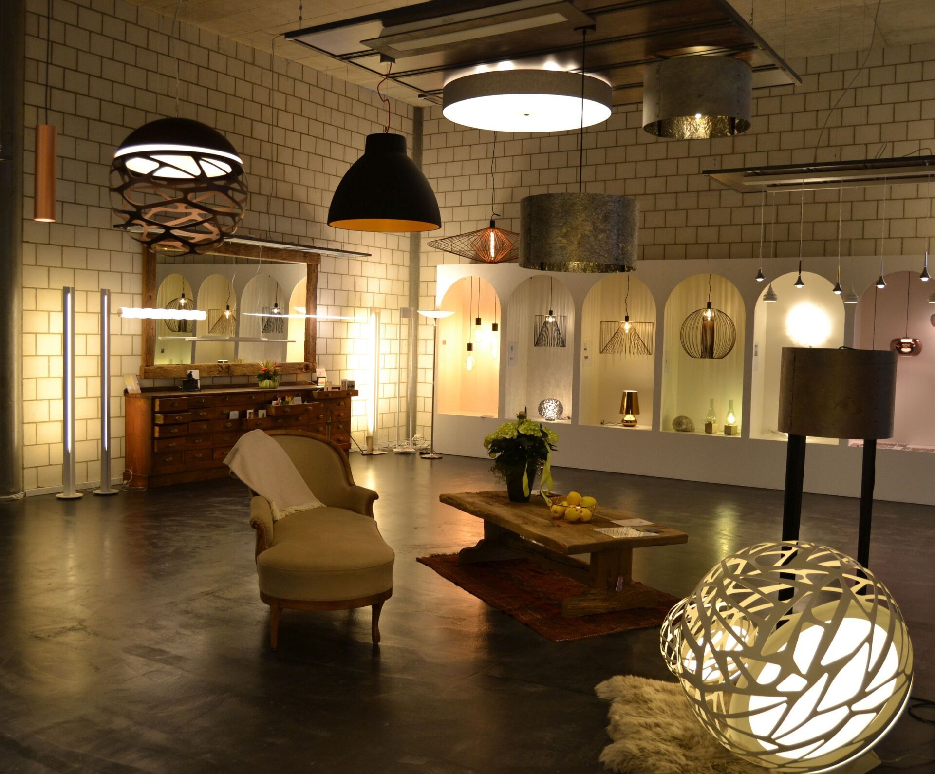 Ein Wohnzimmer mit einem Stuhl, einem Tisch und einer Lampe