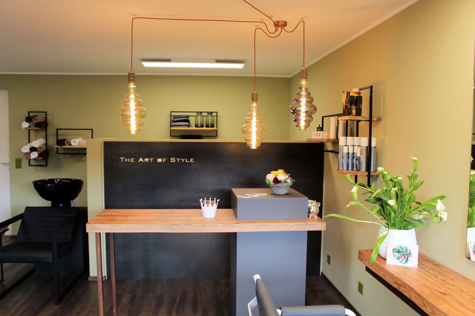 Ein Salon mit Tisch und Stühlen und einem Waschbecken