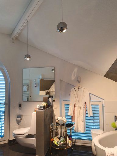 Ein Badezimmer mit Badewanne, Toilette und Spiegel