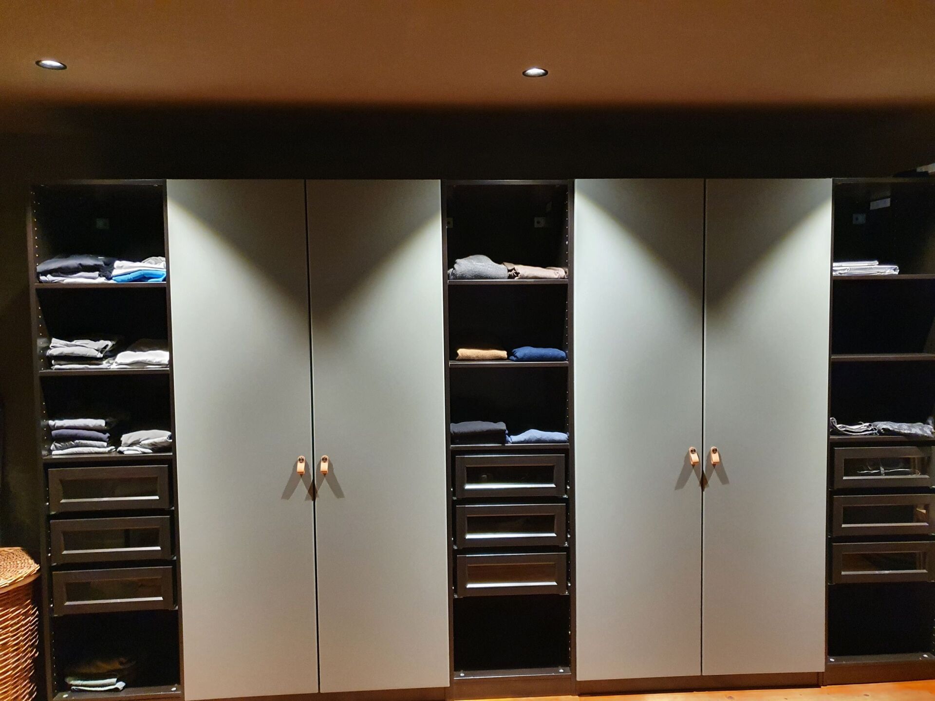 Ein großer Kleiderschrank mit vielen Fächern und Schubladen