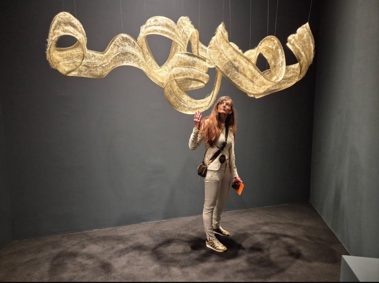 Ein Wohnzimmer voller Möbel und vielen Lichtern