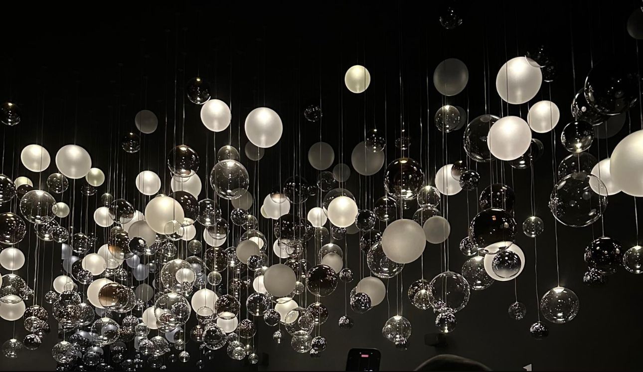 Ein Raum mit einem großen Kronleuchter, der von der Decke hängt