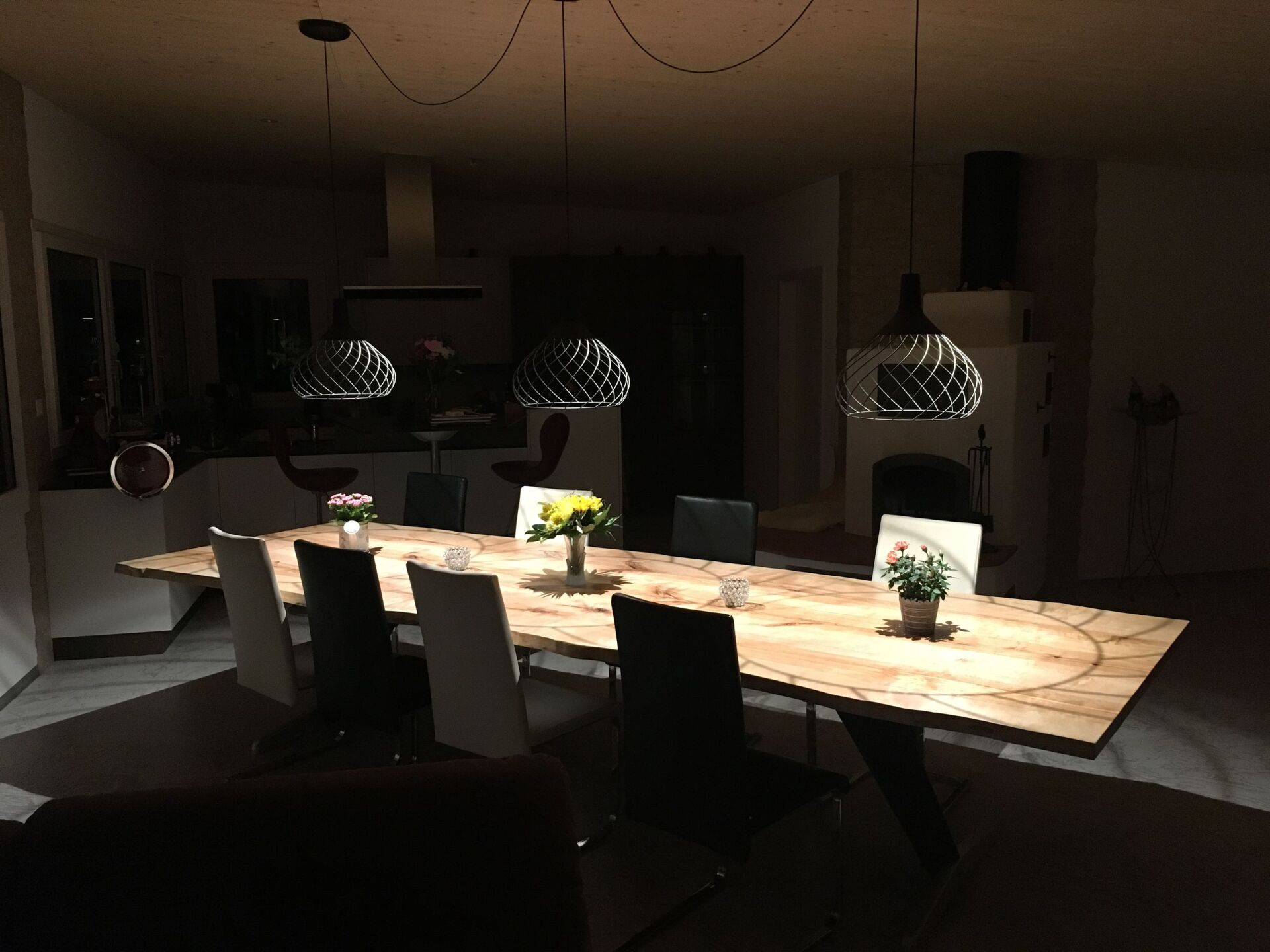 Ein Esszimmer mit einem langen Holztisch und Stühlen