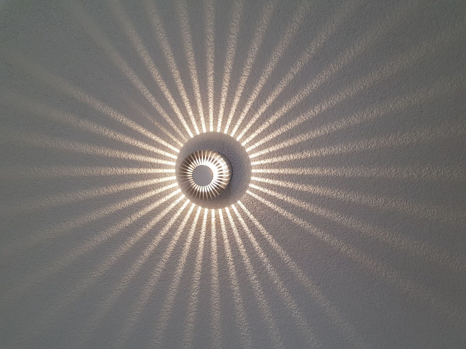 Ein Licht, das wie ein Kreis aussieht, aus dem Strahlen ausgehen