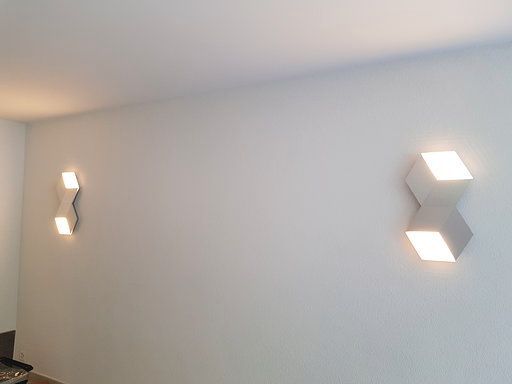 In einem Raum sind zwei Lampen an der Wand.