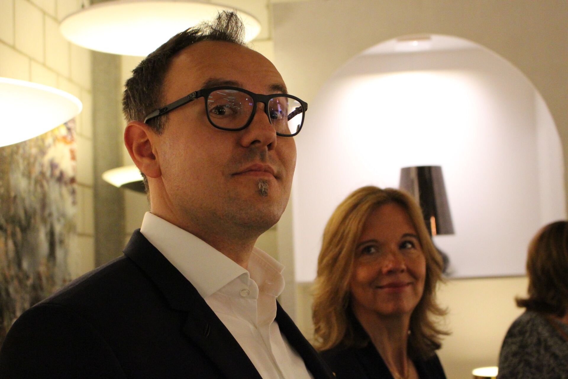 Ein Mann mit Brille steht neben einer Frau