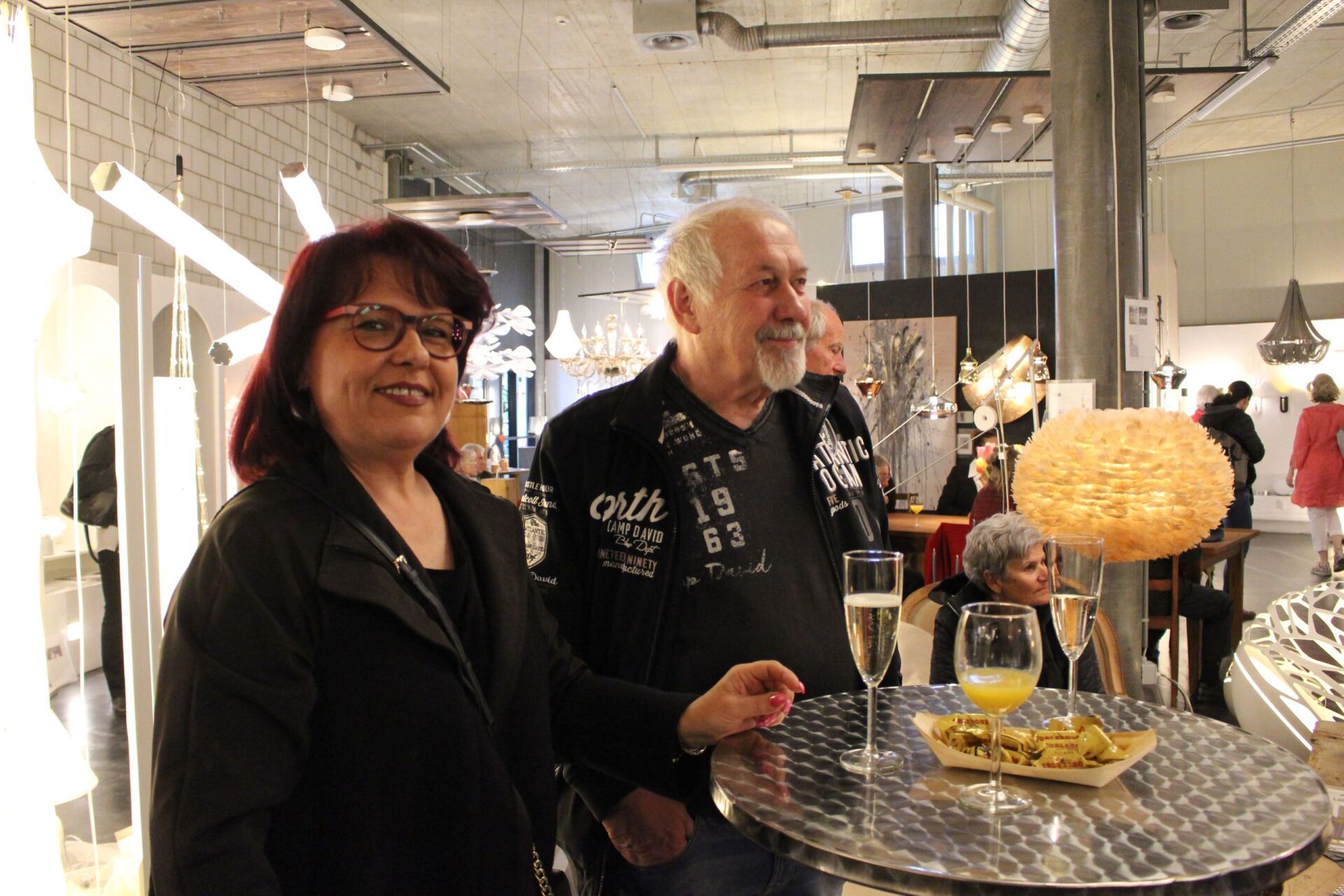 Ein Mann und eine Frau stehen nebeneinander in einem Raum.