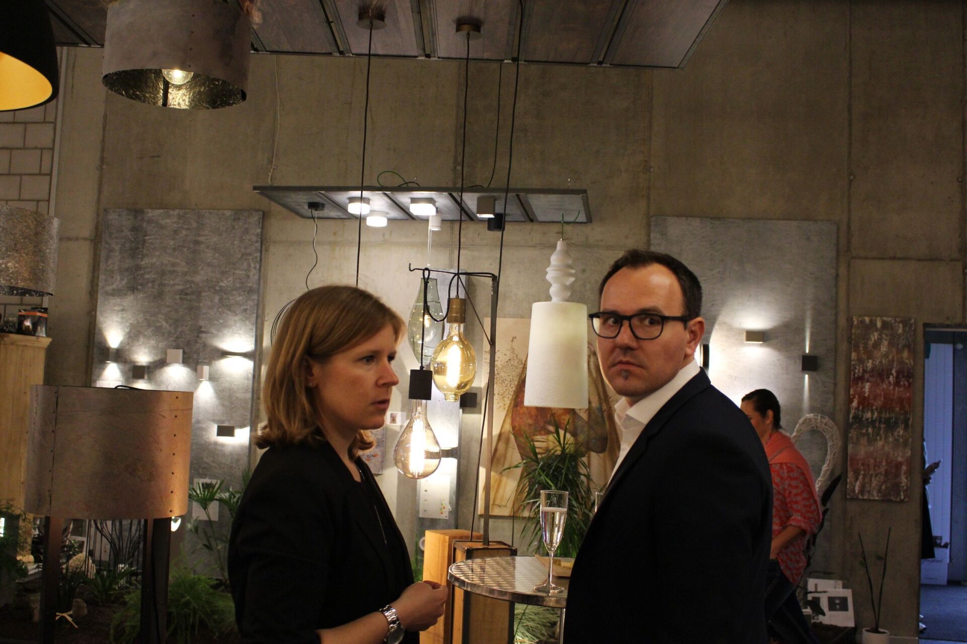 Ein Mann und eine Frau stehen nebeneinander in einem Raum