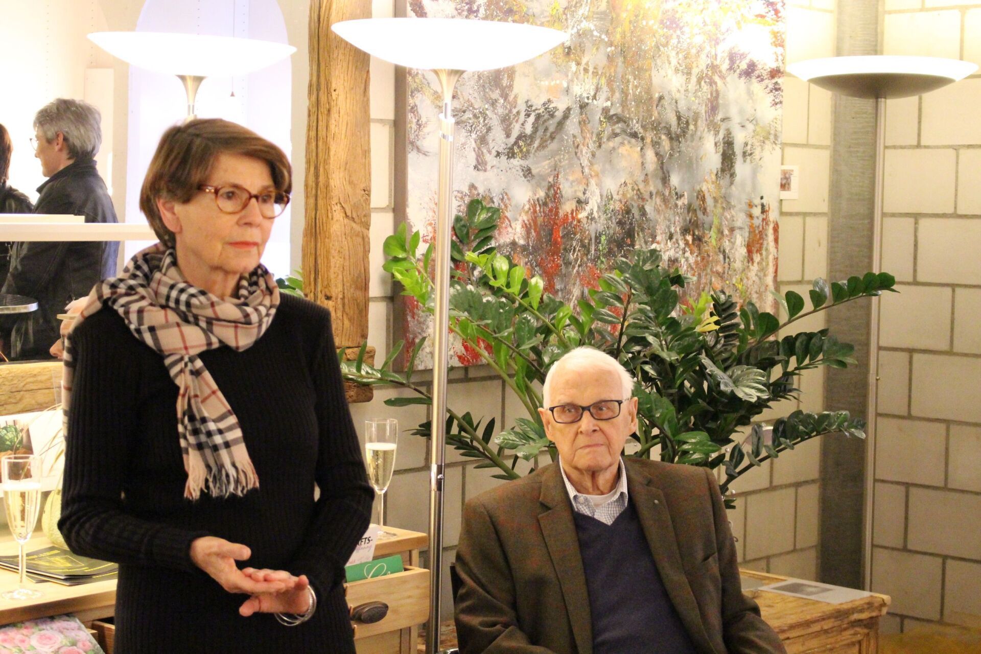 Eine Frau und ein Mann stehen nebeneinander in einem Raum.