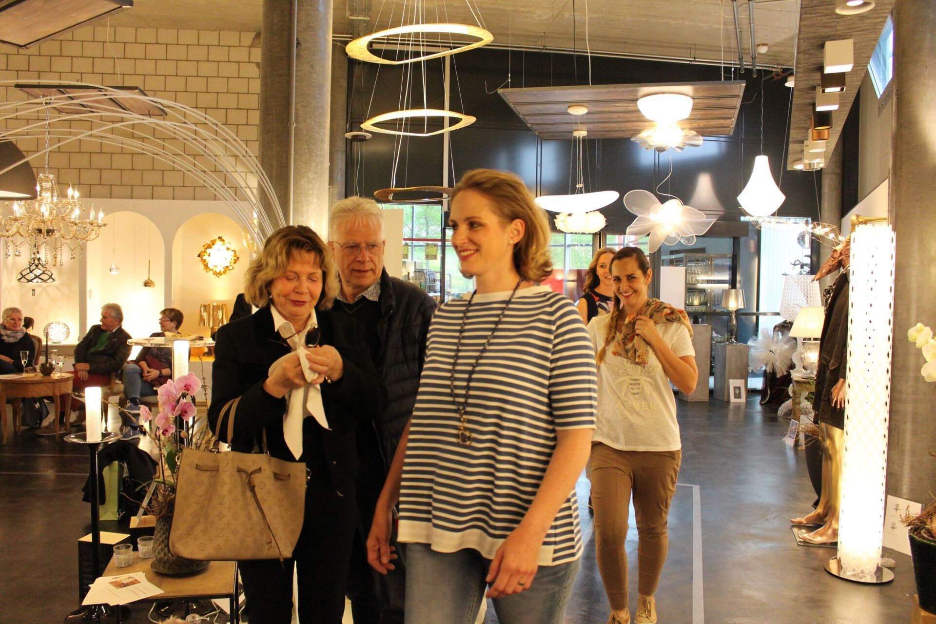 Eine Gruppe von Leuten geht durch ein Geschäft.