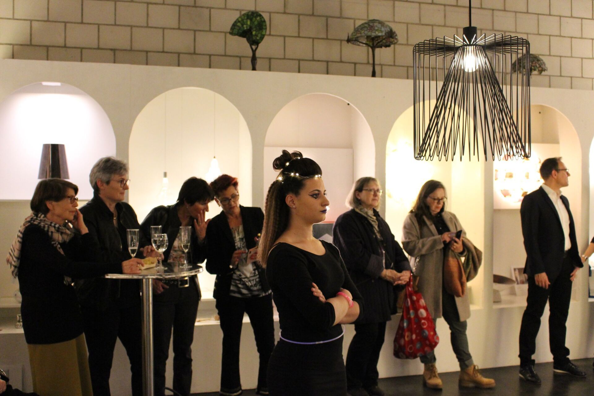 Eine Gruppe von Menschen steht in einem Raum mit Bögen