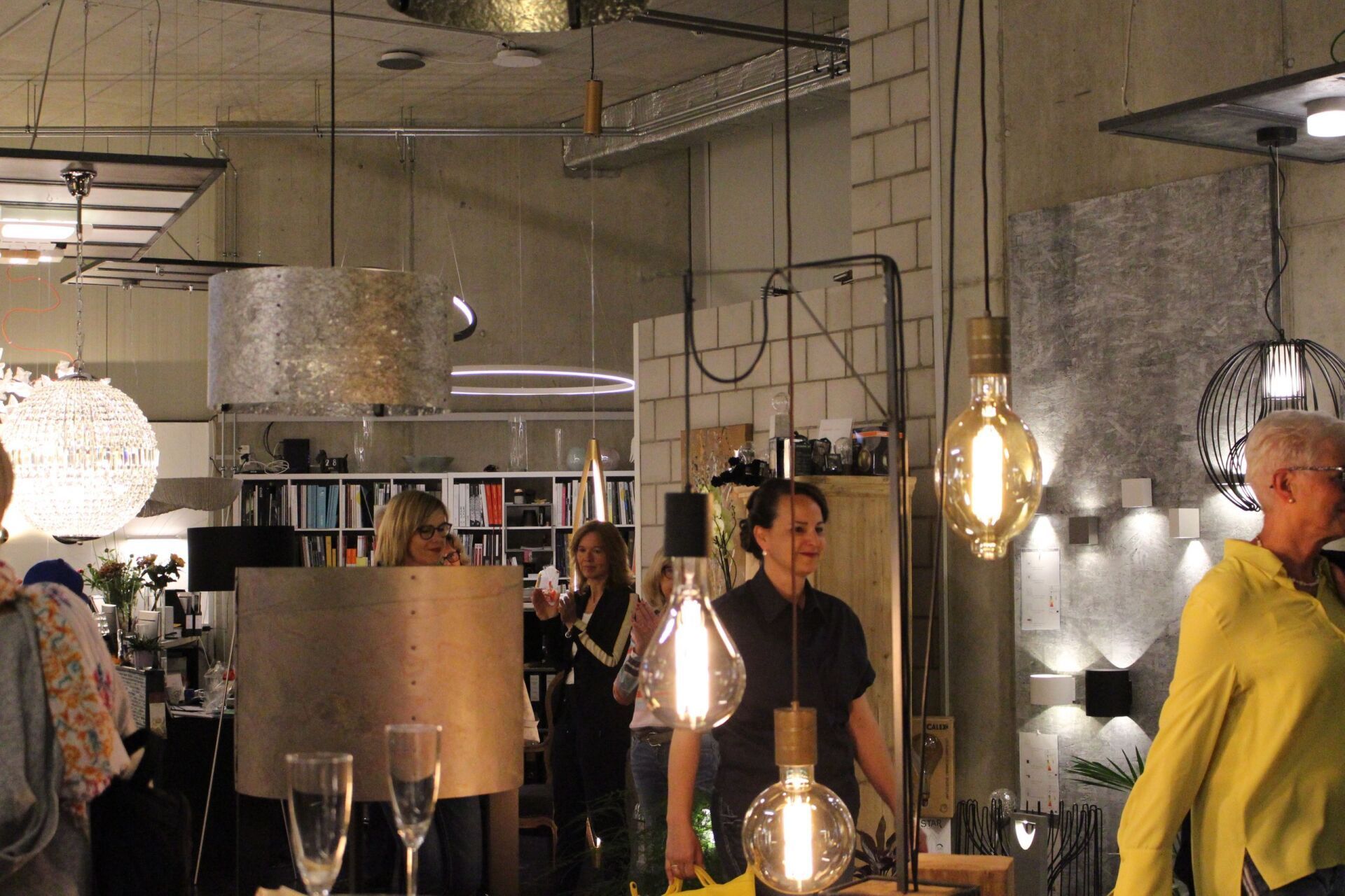 Eine Gruppe von Menschen steht in einem Raum mit vielen Lichtern