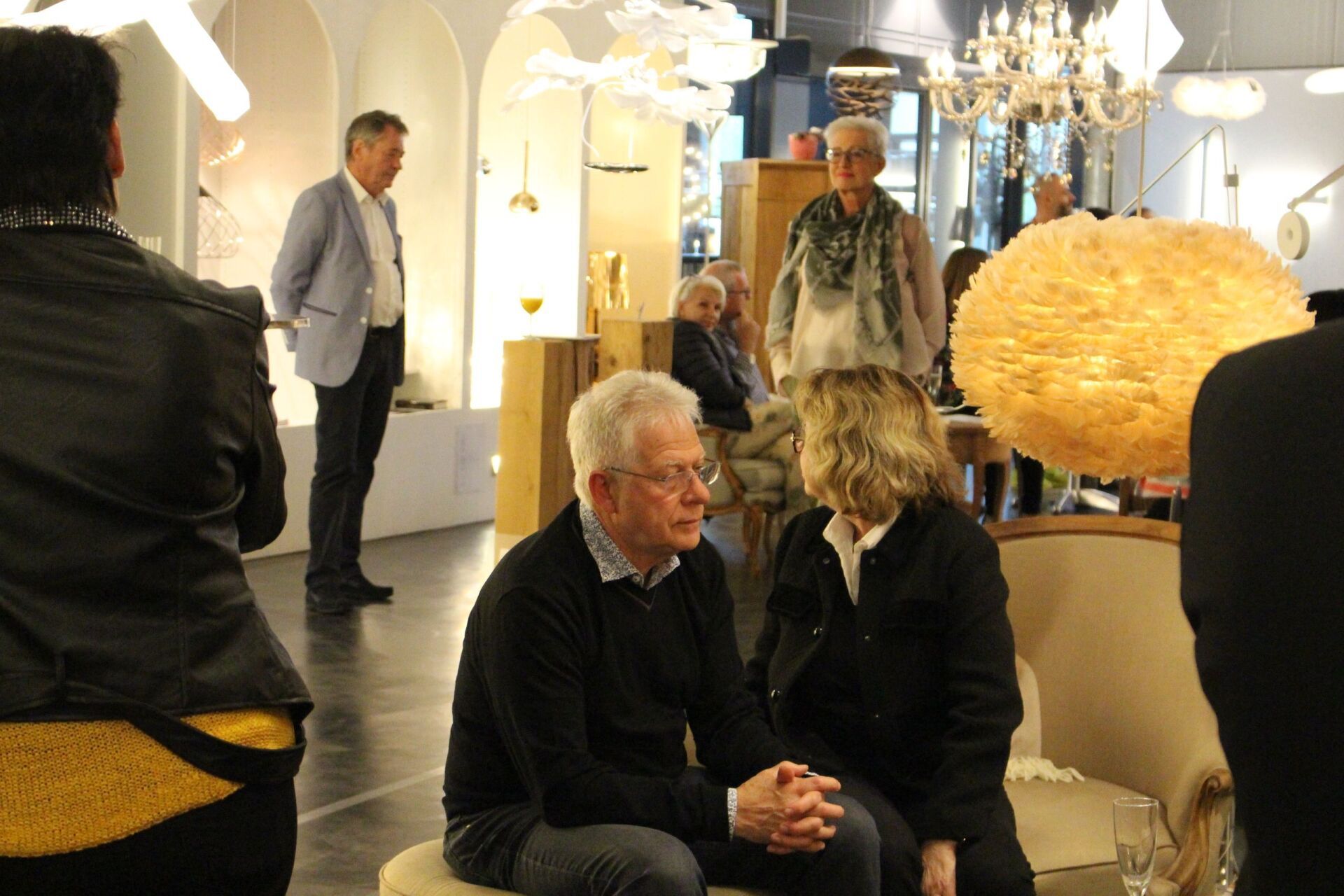 Eine Gruppe von Leuten sitzt in einem Raum und unterhält sich.