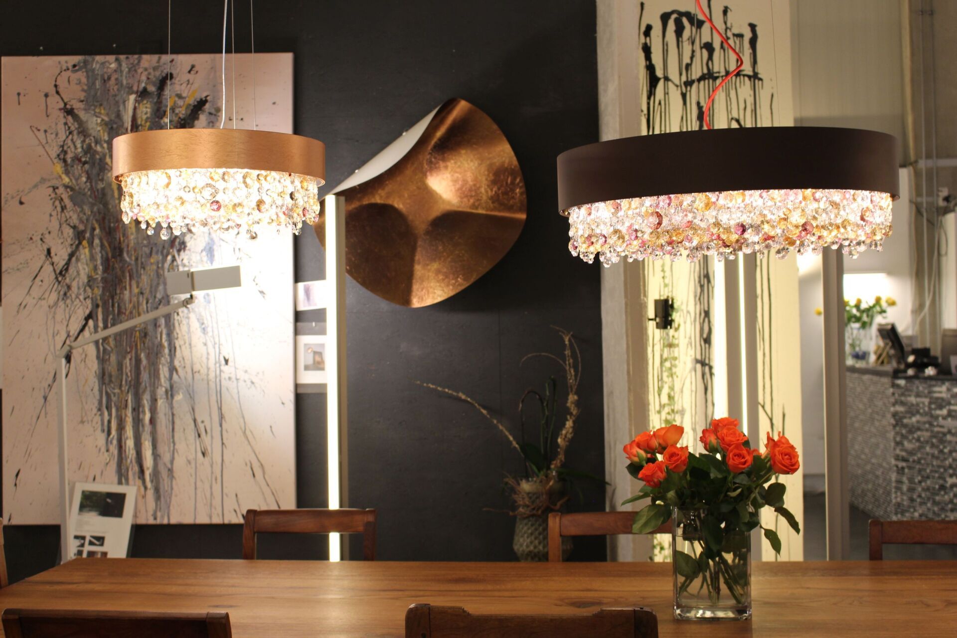 Ein Esstisch mit einer Vase mit Blumen darauf