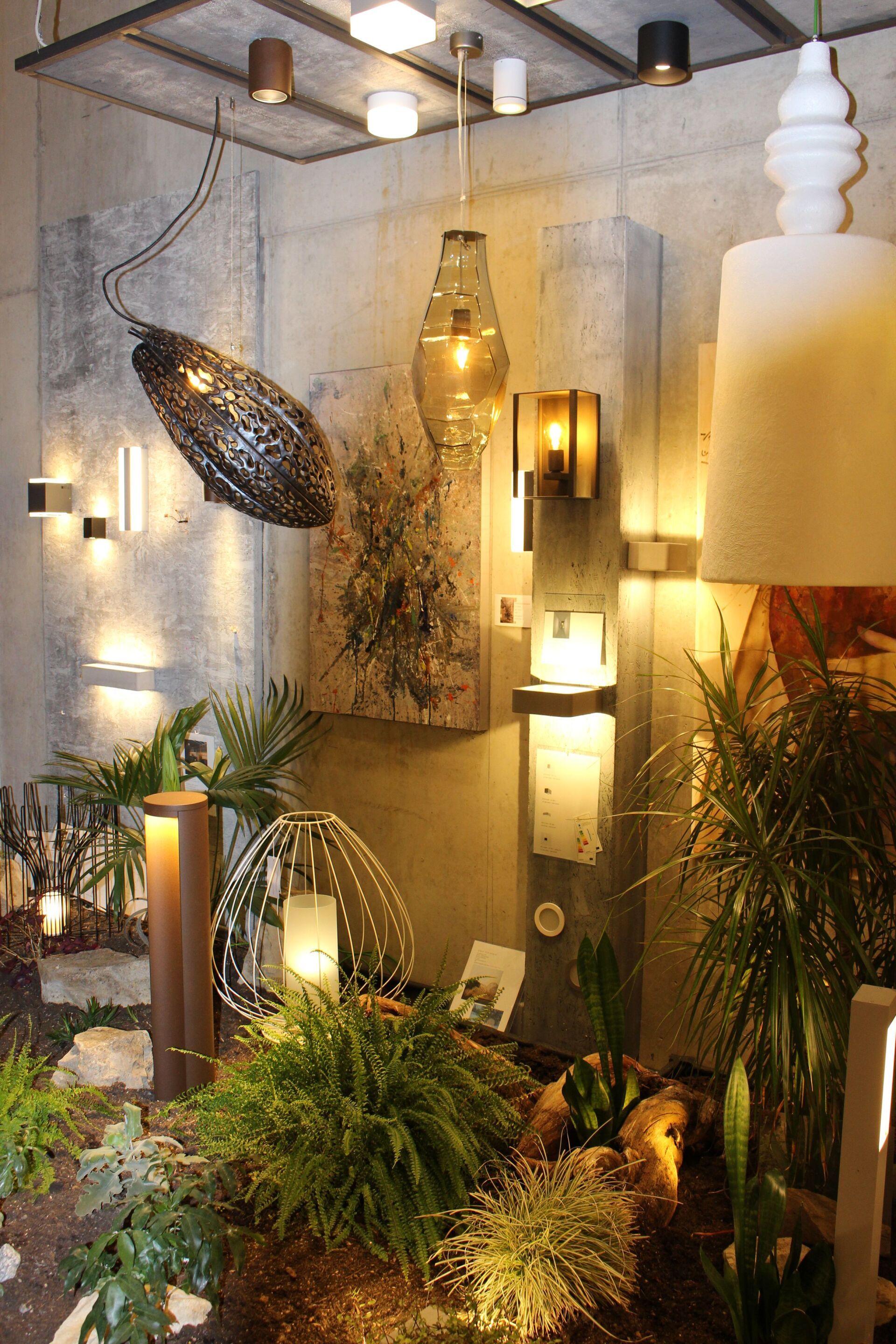 Ein Raum mit vielen Pflanzen und Lampen.
