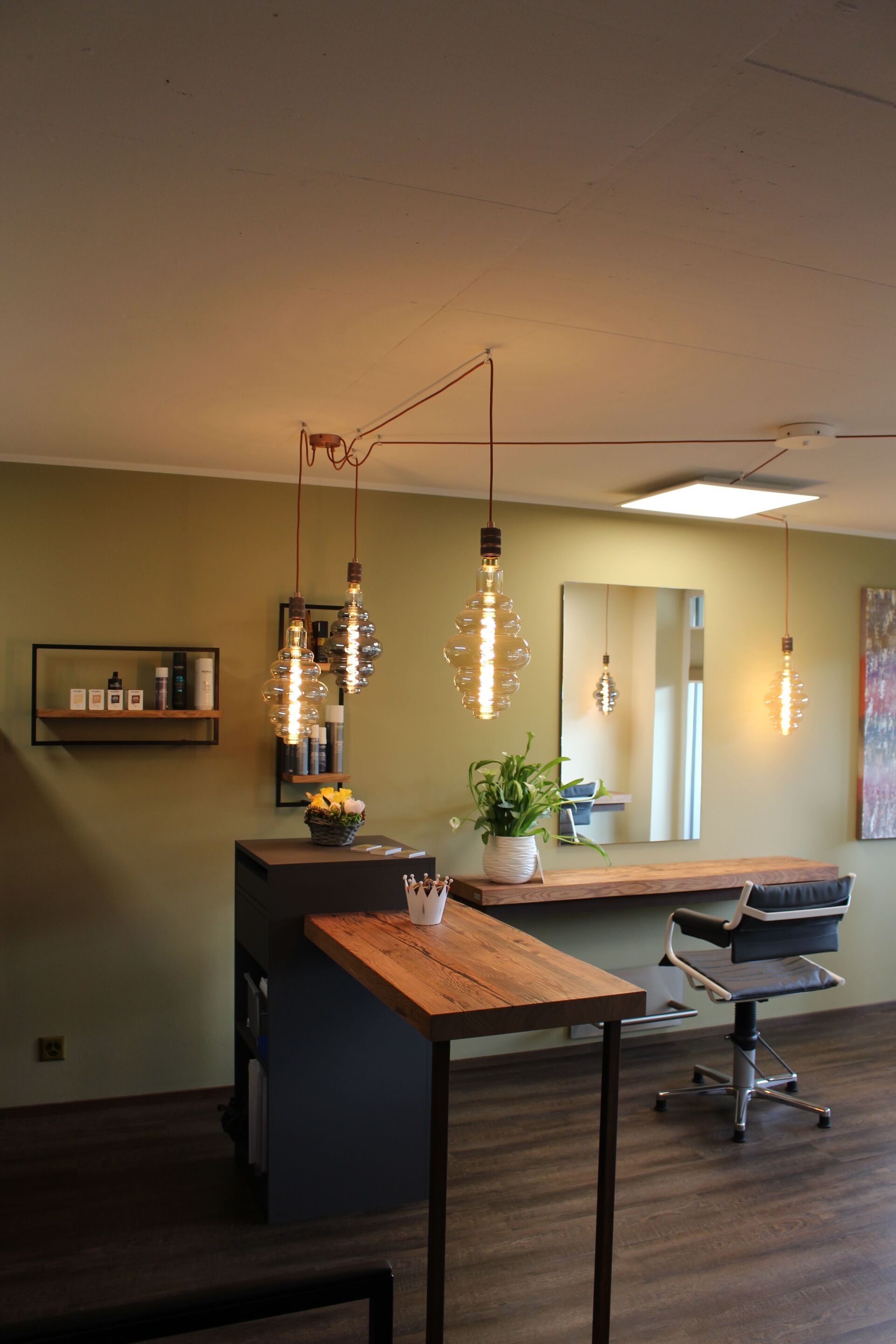 Ein Raum mit einem Tisch und Stühlen darin