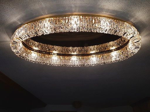 Ein großer runder Kronleuchter hängt von der Decke