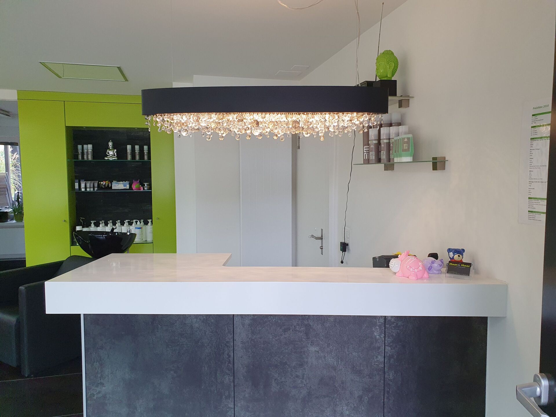 Eine Theke in einem Raum mit einem Kronleuchter, der von der Decke hängt.