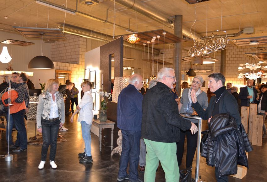 Eine Gruppe von Leuten steht in einem Raum und unterhält sich.