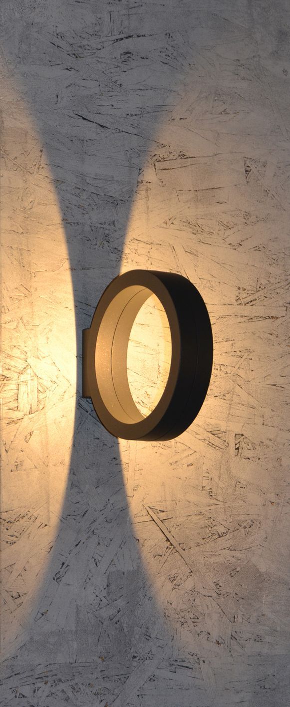 Ein Licht scheint auf eine Betonwand.