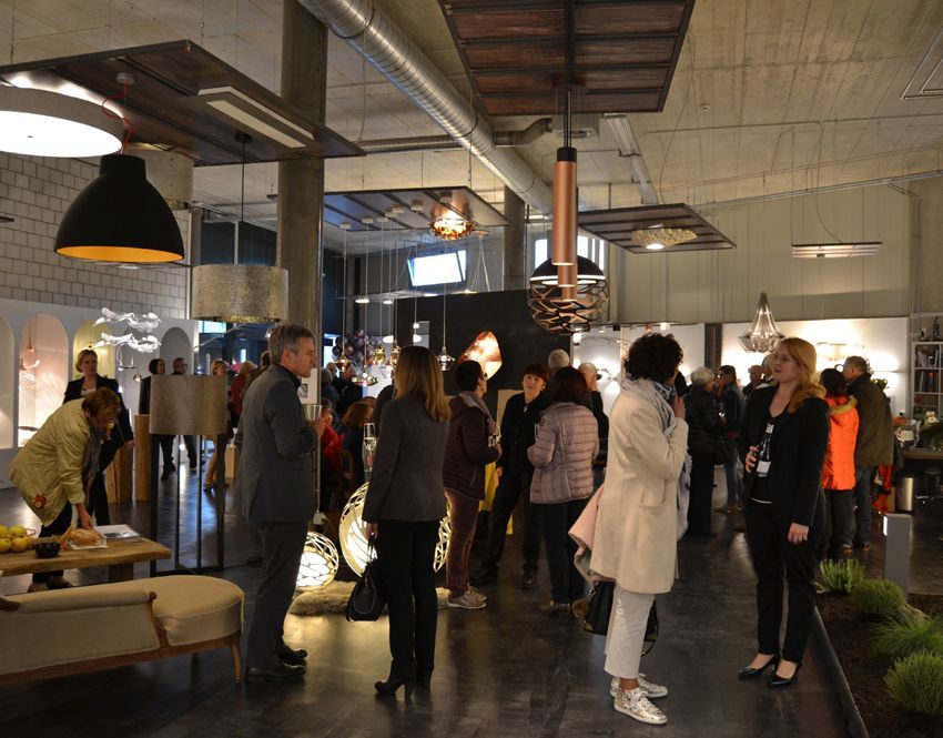 Eine Gruppe von Menschen steht in einem großen Raum