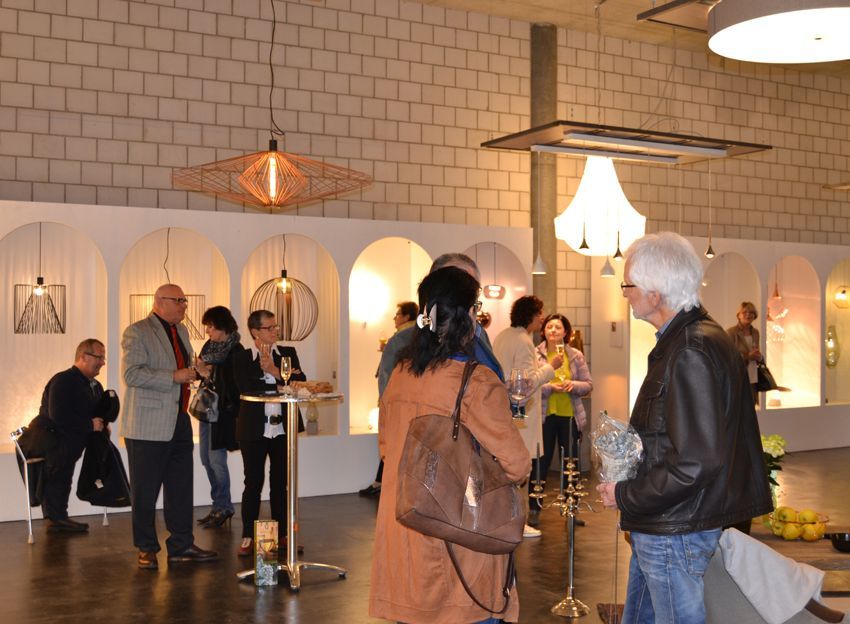 Eine Gruppe von Menschen steht in einem Raum und unterhält sich