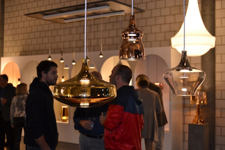 Ein Mann in einer roten Jacke spricht mit einem anderen Mann