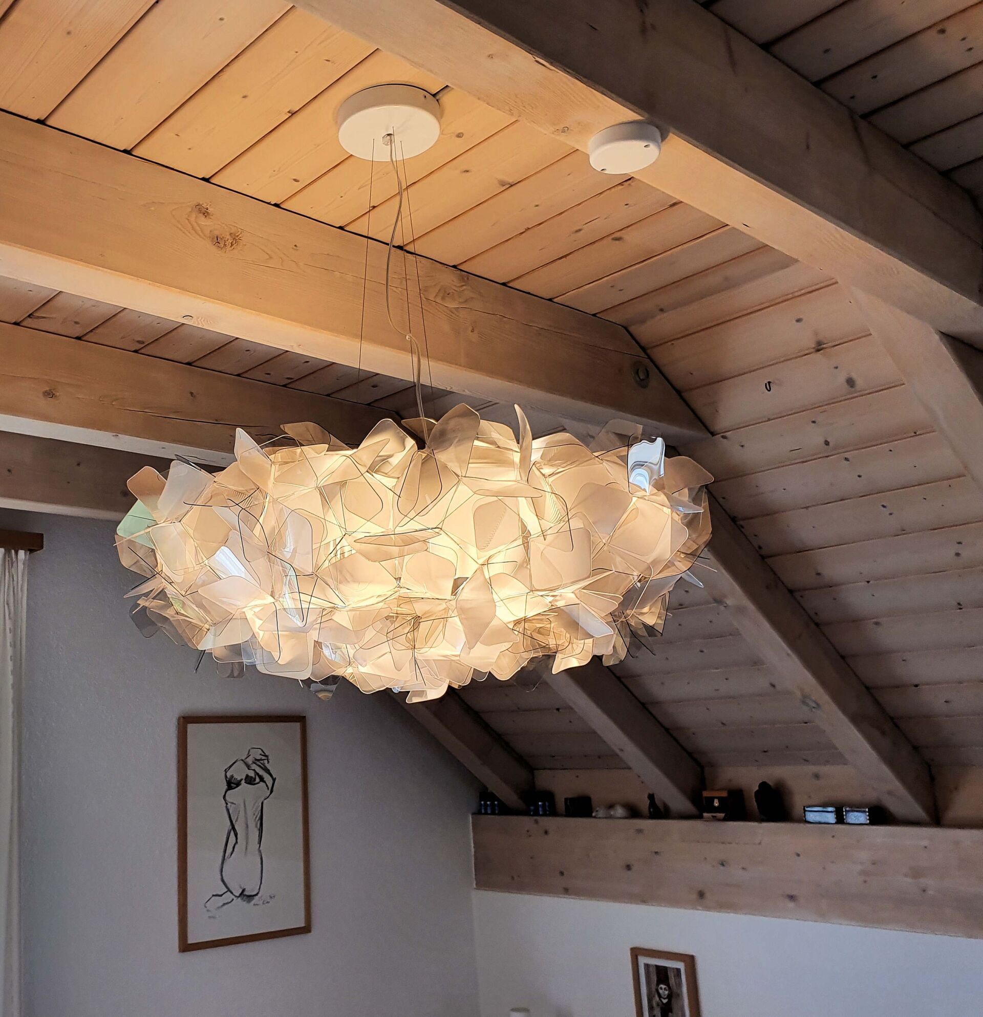 Ein Kronleuchter hängt von der Decke in einem Raum