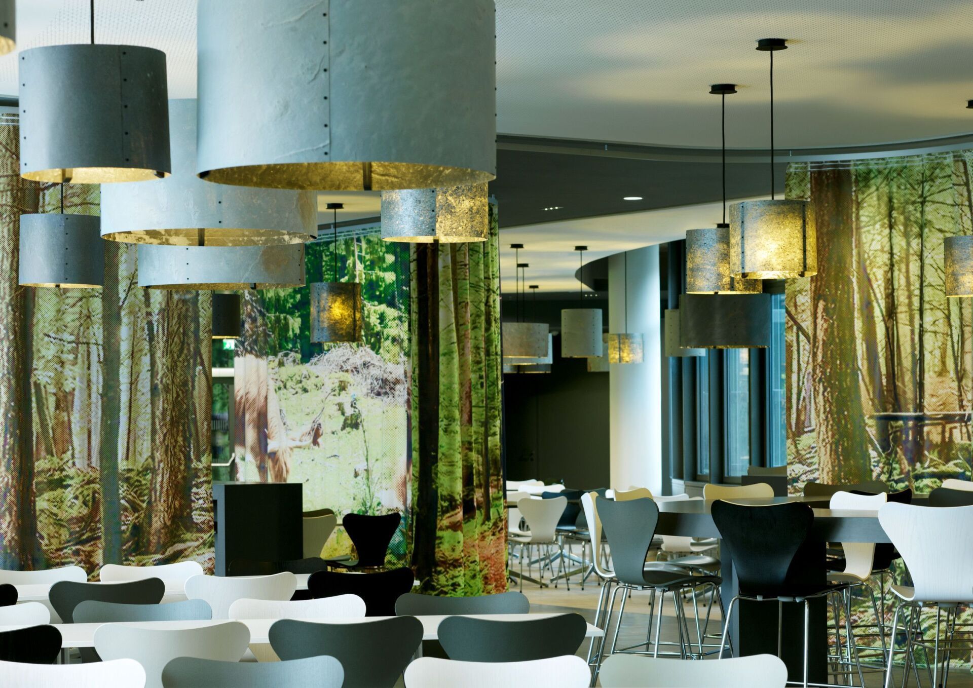 Ein Restaurant mit Tischen und Stühlen und einem Bild von Bäumen an der Wand