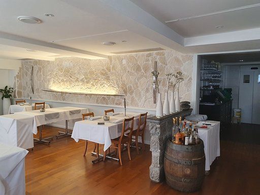 Ein Restaurant mit Tischen und Stühlen und einem Holzboden.