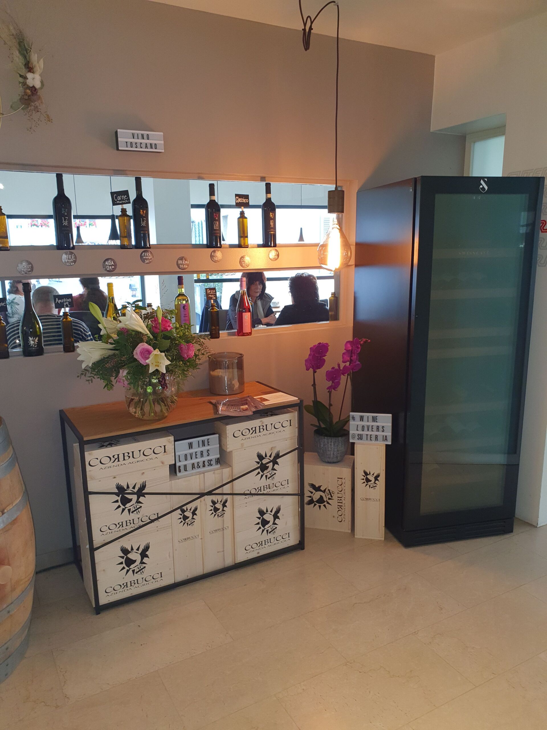 Ein Zimmer mit einer Kommode, einem Kühlschrank und einem Spiegel