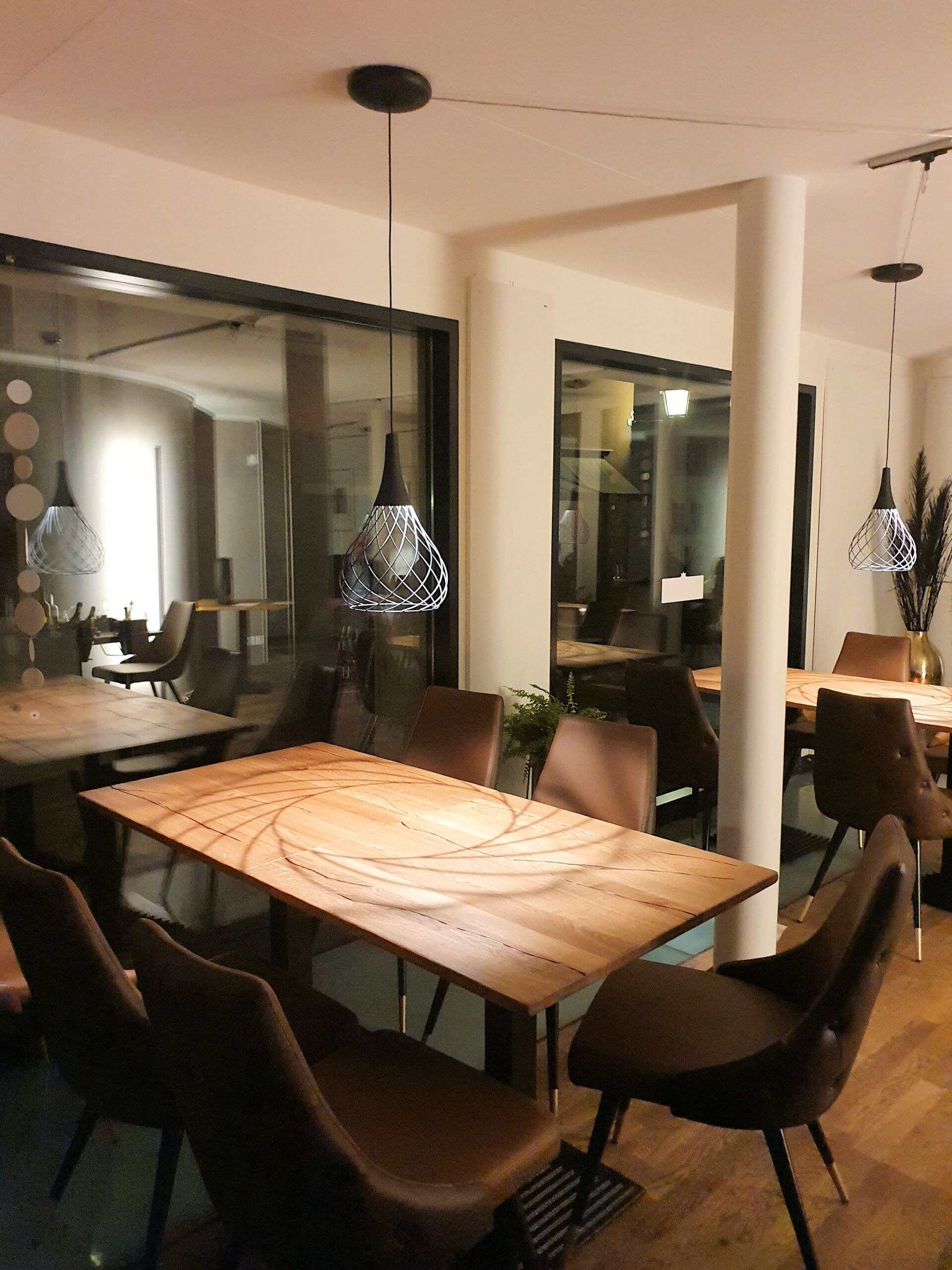 Ein Esszimmer mit einem Holztisch und Stühlen