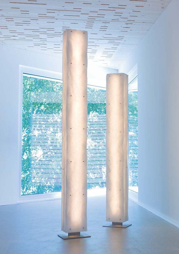 Zwei hohe weiße Säulen in einem Raum mit einem Fenster