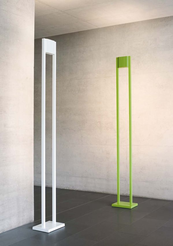 Eine weiße und eine grüne Lampe stehen nebeneinander in einem Raum.