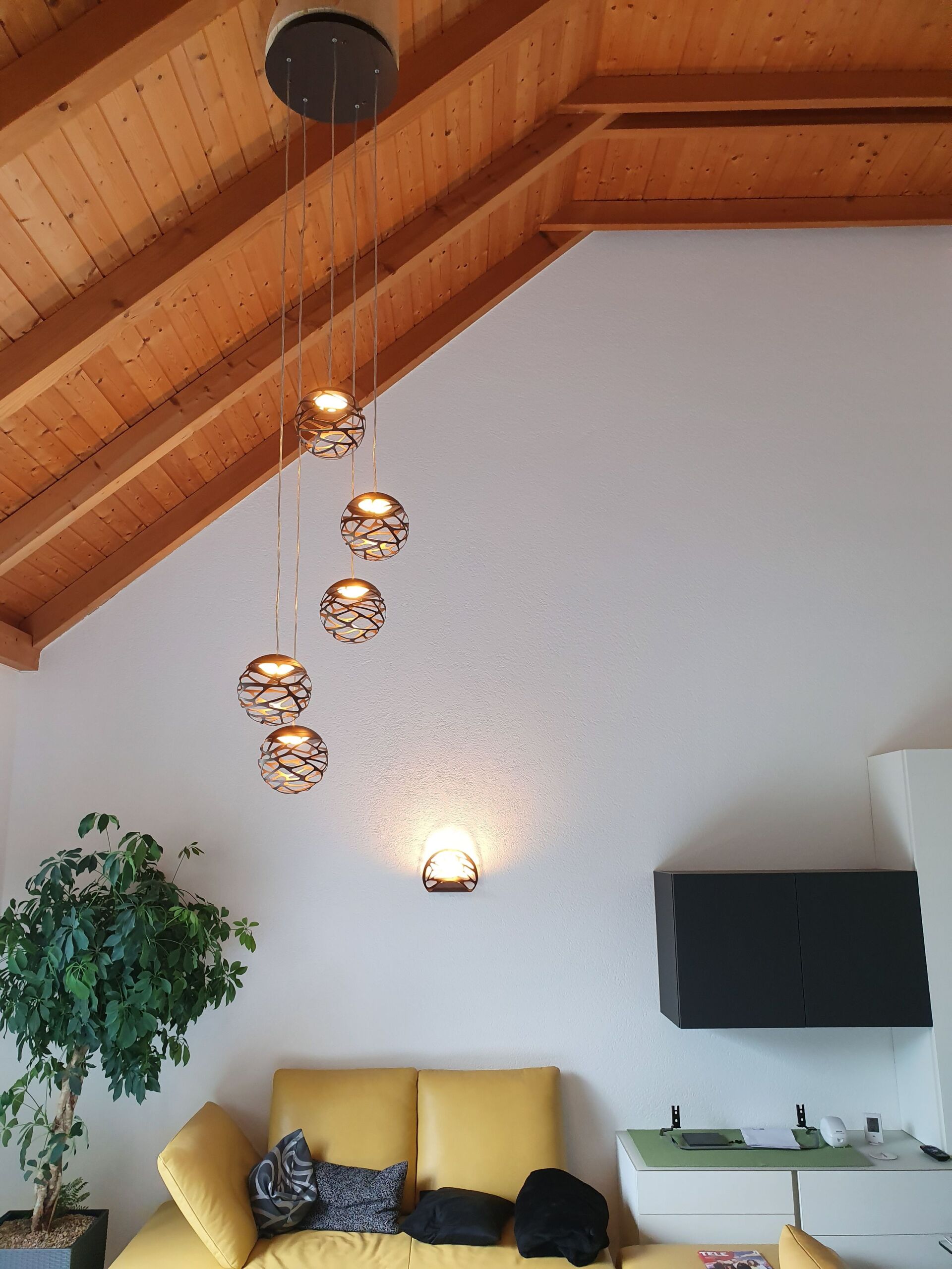 Ein Wohnzimmer mit einer gelben Couch und einer Holzdecke