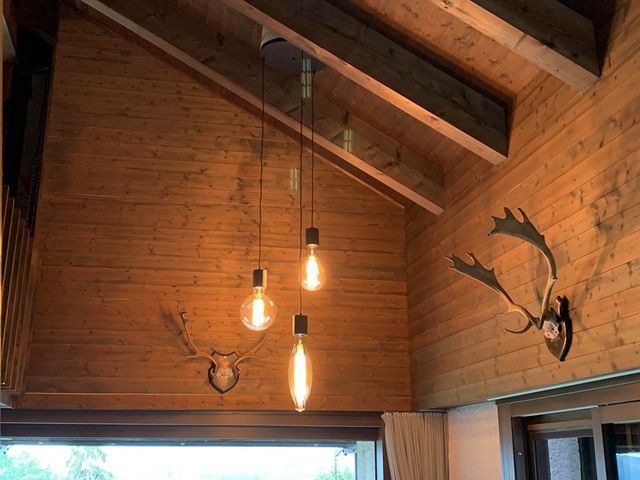 Ein Raum mit einer Decke und einem Hirschkopf an der Wand.