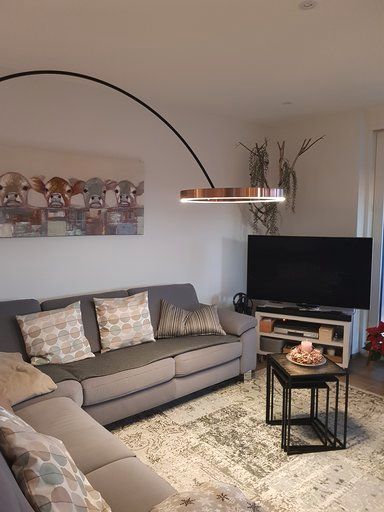 Ein Wohnzimmer mit Couch und Fernseher