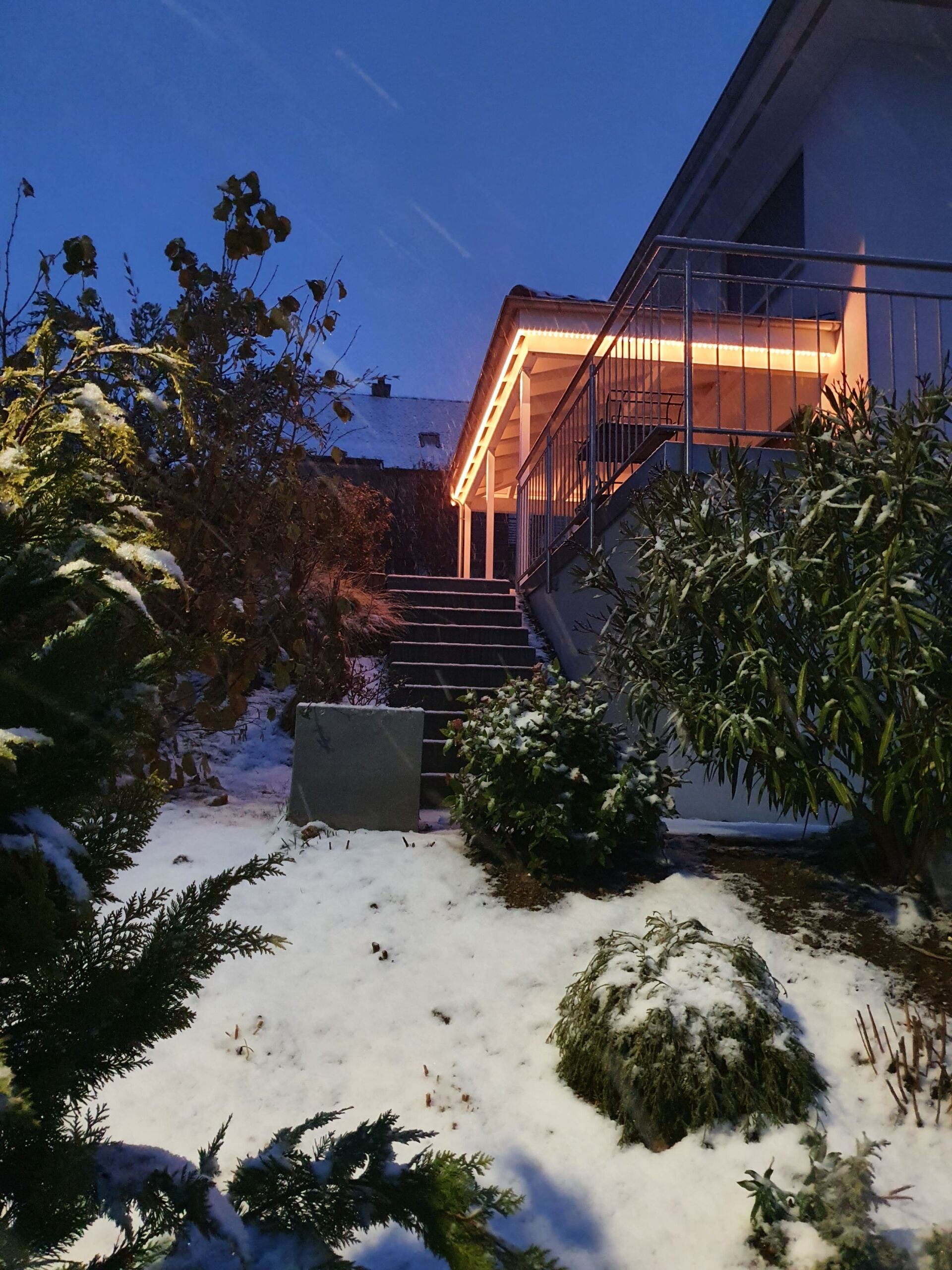 Ein Haus mit Treppen, die hinaufführen, ist nachts beleuchtet