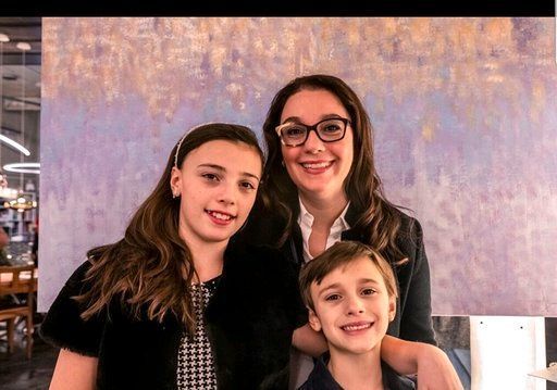 Eine Frau und zwei Kinder posieren für ein Foto.