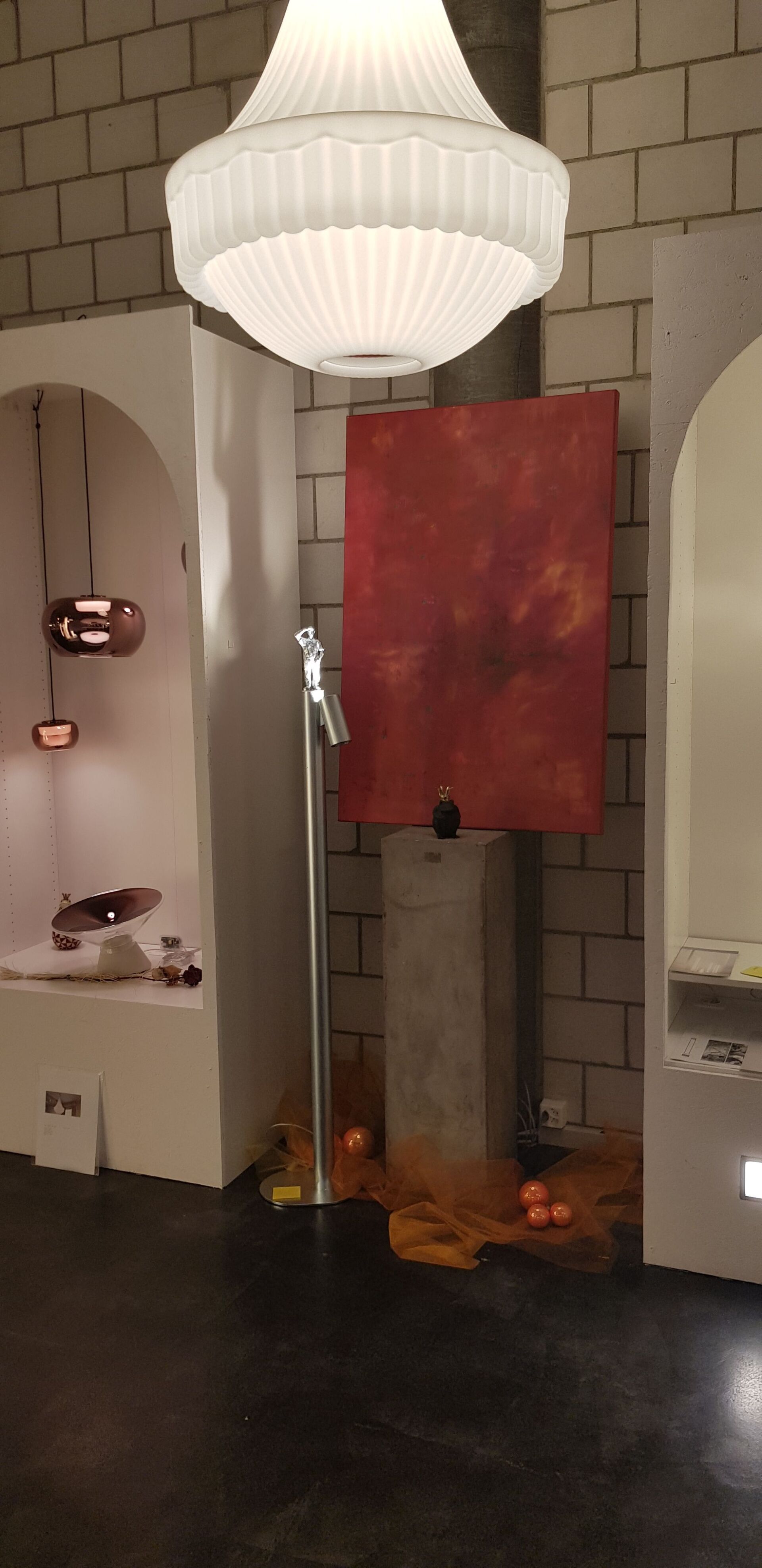 Ein Raum mit einem Kronleuchter an der Decke und einem Gemälde an der Wand.