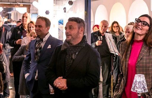 Eine Gruppe von Menschen steht in einem Raum.