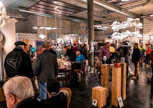 Eine Gruppe von Leuten steht in einem Raum um einen Tisch herum.