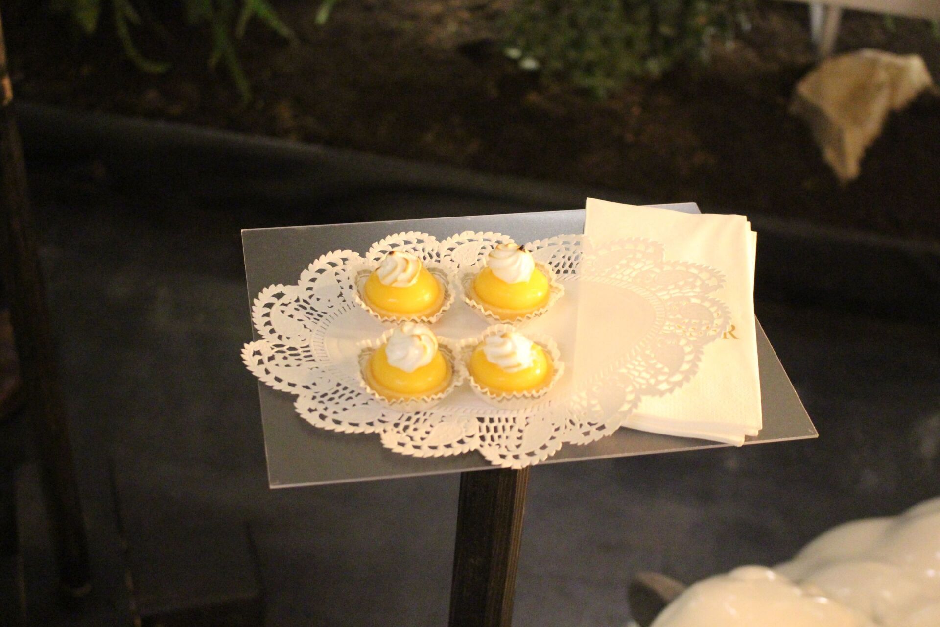 Ein Tablett mit Cupcakes auf einer Serviette auf einem Tisch