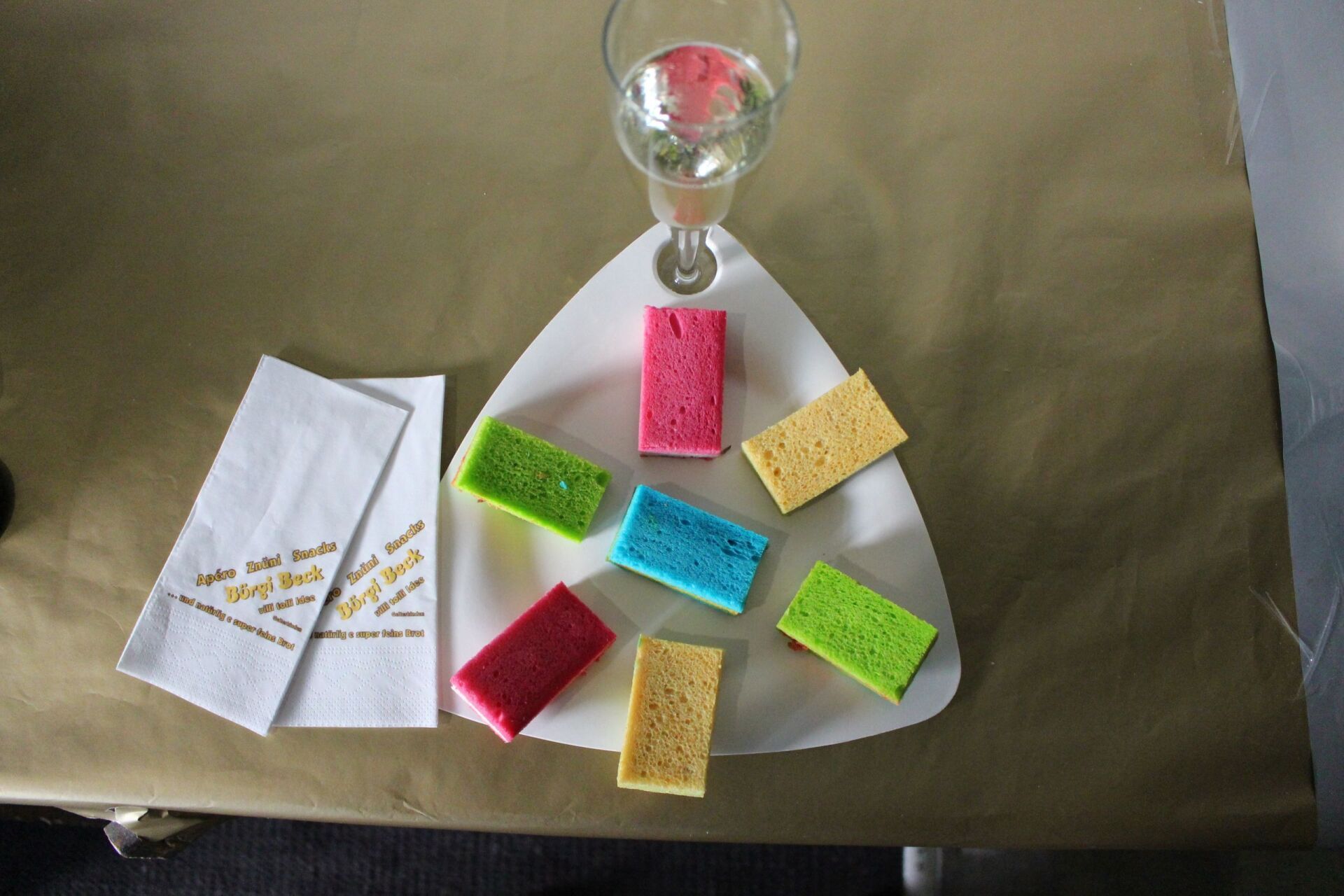 Ein Teller mit Schwämmen und ein Glas Wasser auf einem Tisch