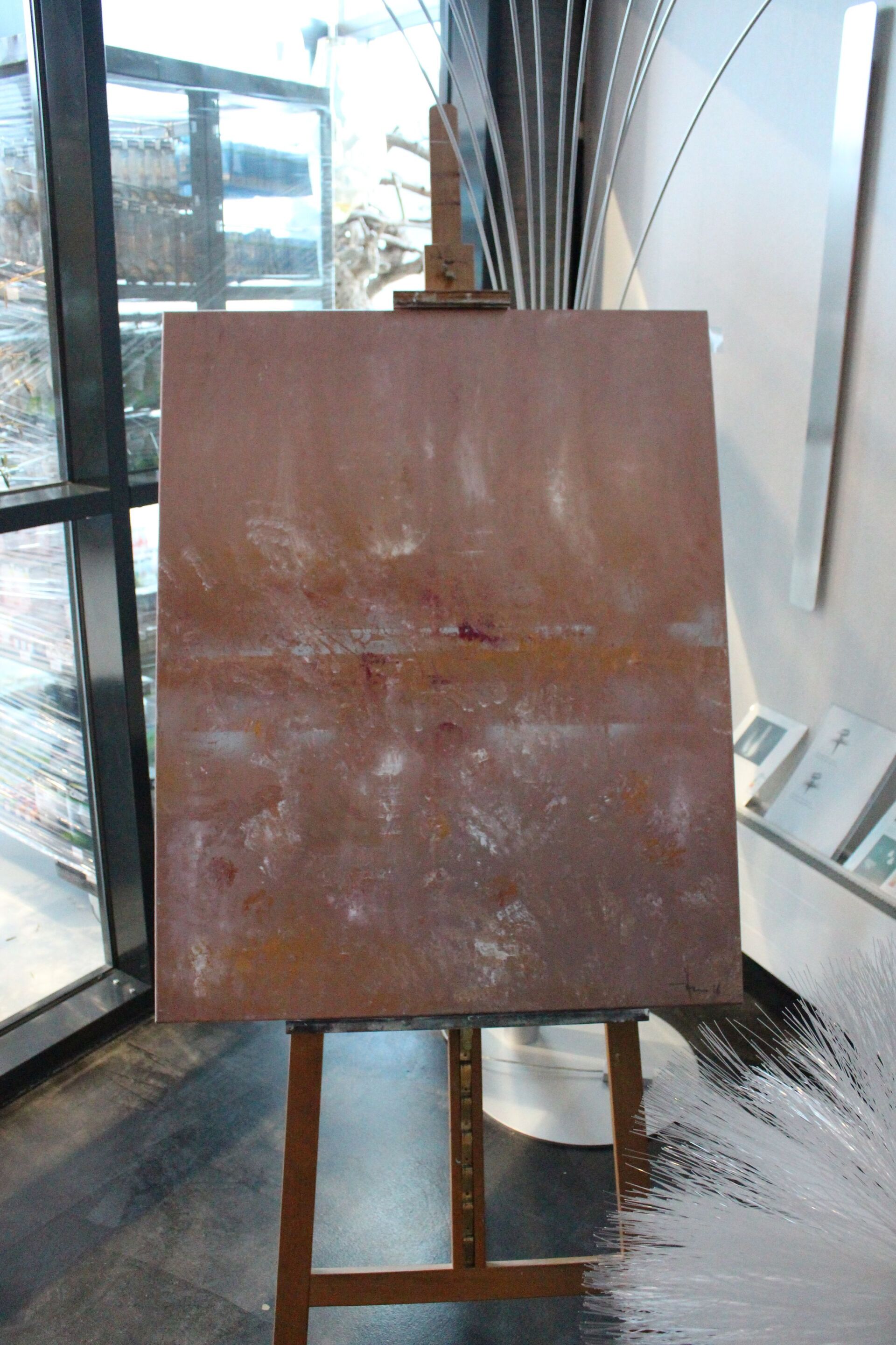 Eine leere Leinwand auf einer Staffelei vor einem Fenster